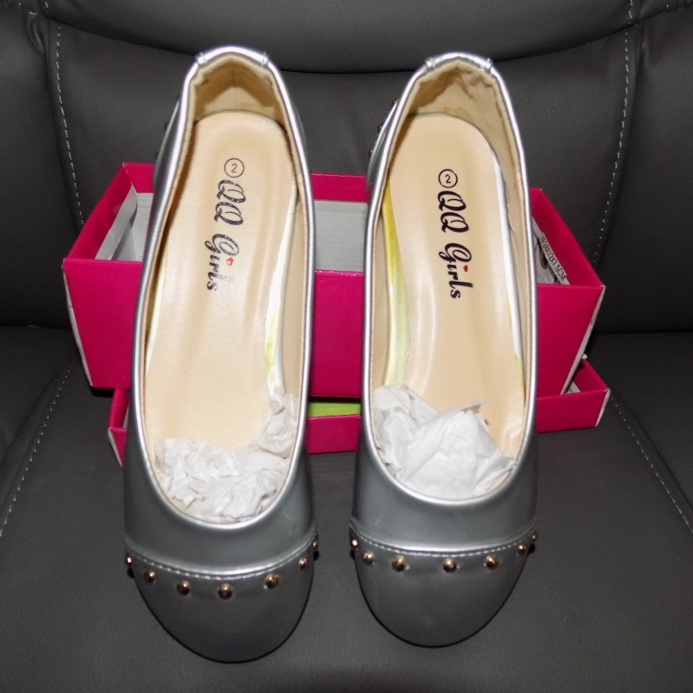 QQ GIRLS SILVER PATENT STUDDED FLATS SIZE 2 GIRLS
